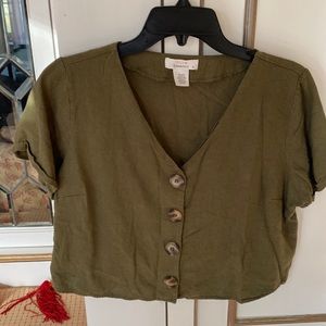 **2 for $20 Women’s cropped olive green v neck w/buttons at the front.Size Med